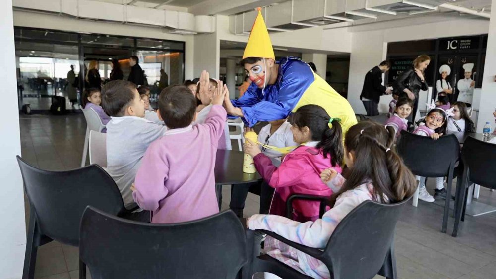 Ağrı'da öğretmenin hayali gerçek oldu, öğrenciler ilk kez sinemayla tanıştı