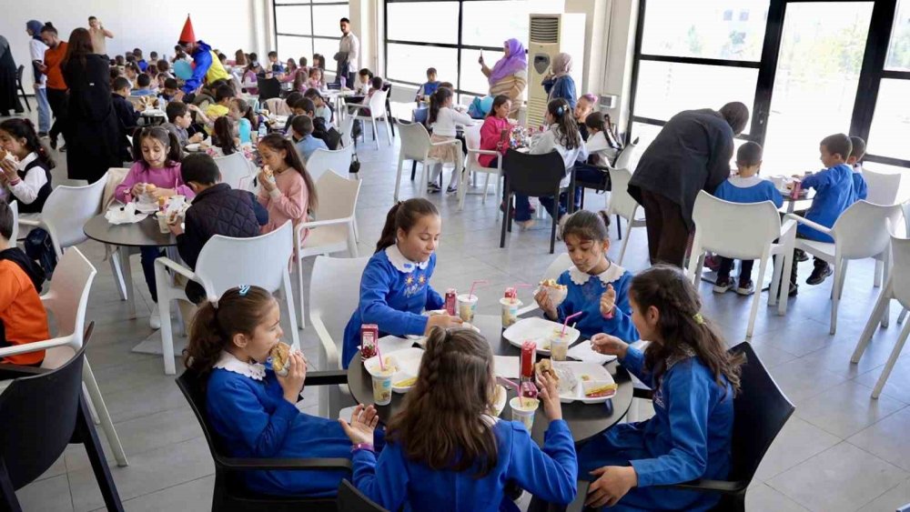 Ağrı'da öğretmenin hayali gerçek oldu, öğrenciler ilk kez sinemayla tanıştı