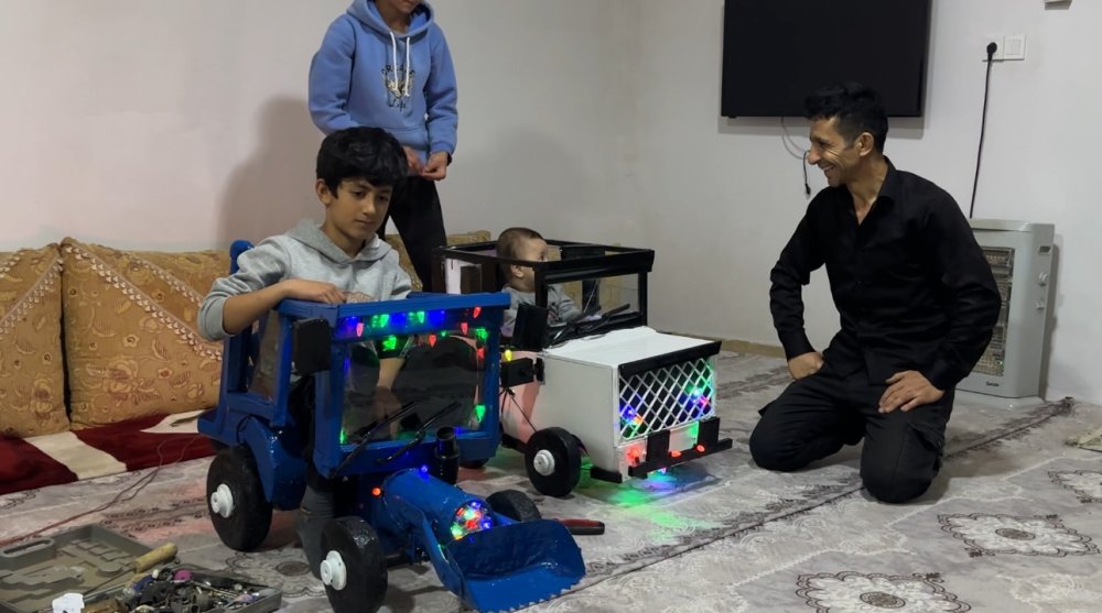 Çocukları için atık malzemelerden araba yaptı