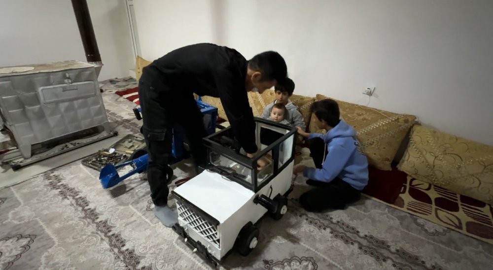 Çocukları için atık malzemelerden araba yaptı