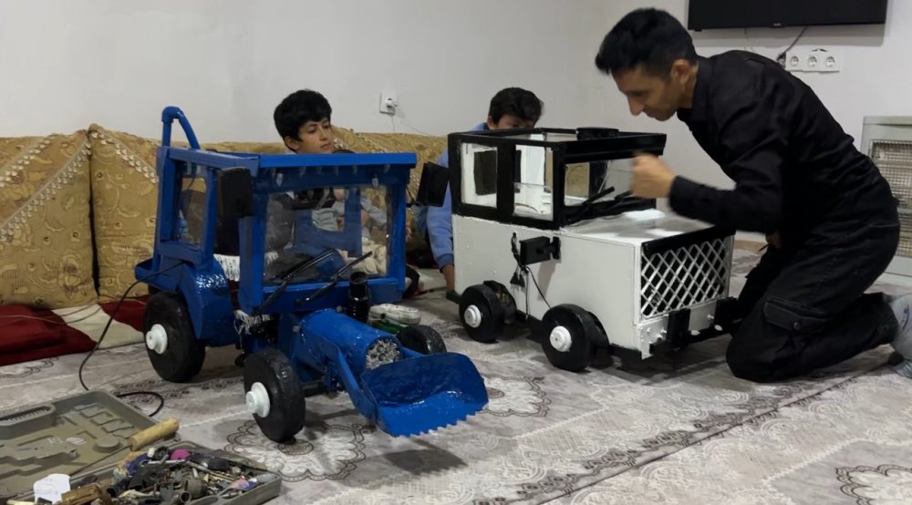 Çocukları için atık malzemelerden araba yaptı