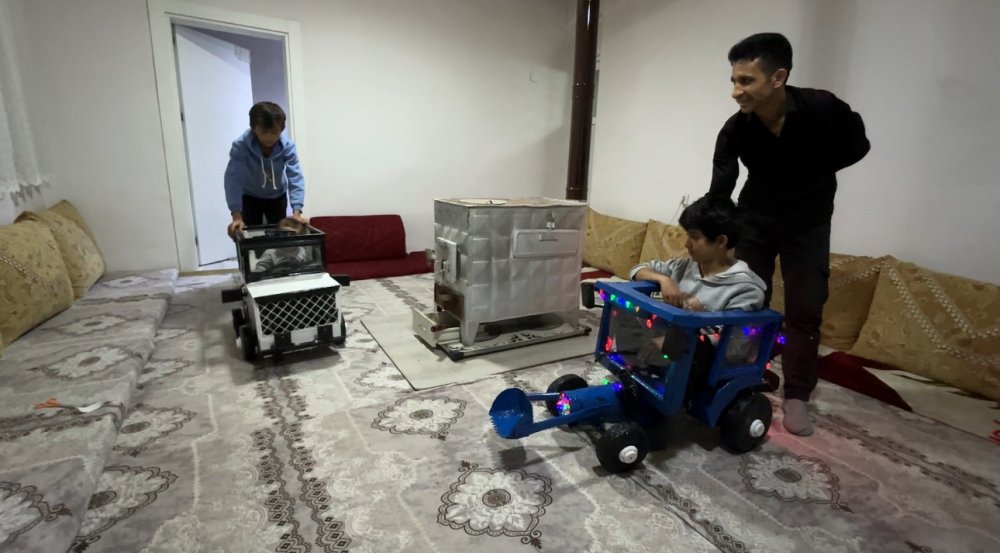 Çocukları için atık malzemelerden araba yaptı