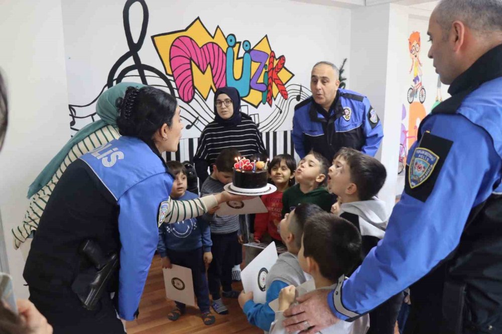 Erzurum'da polisten çocuklara sürpriz ziyaretler