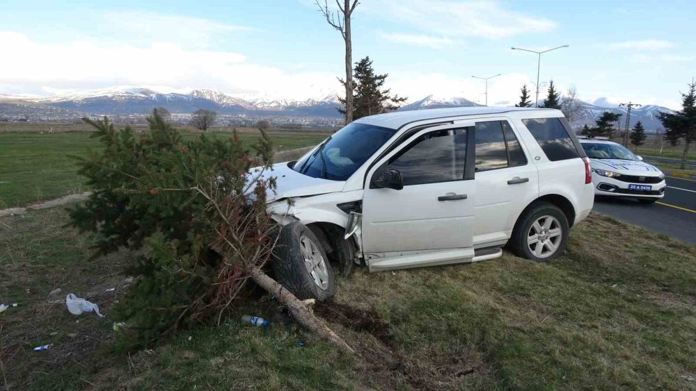 Erzurum’da ters yöne giren cip otomobille çarpıştı: 2 kişi yaralandı