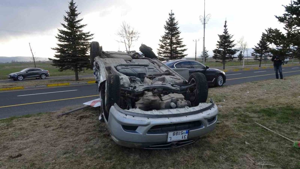 Erzurum’da ters yöne giren cip otomobille çarpıştı: 2 kişi yaralandı
