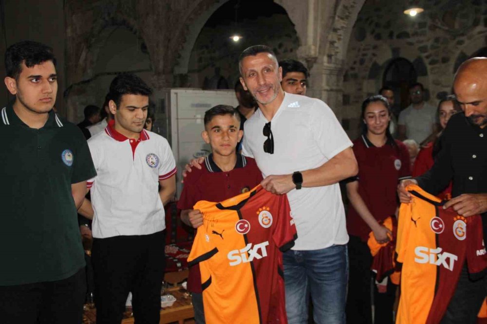 Galatasaray’ın efsaneleri Cizre’de gençlerle bir araya geldi