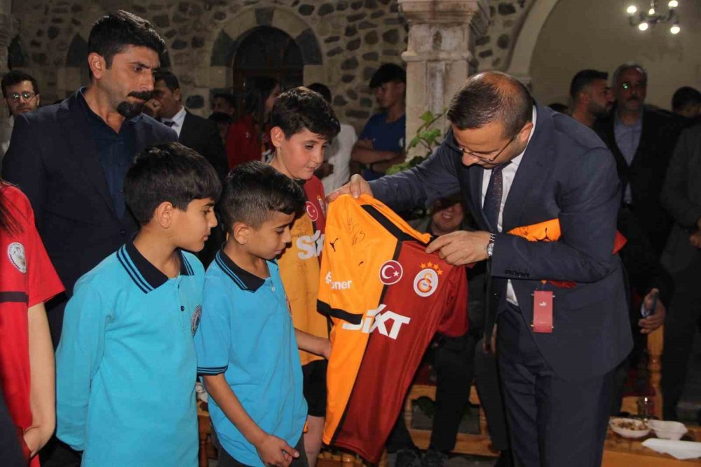 Galatasaray’ın efsaneleri Cizre’de gençlerle bir araya geldi