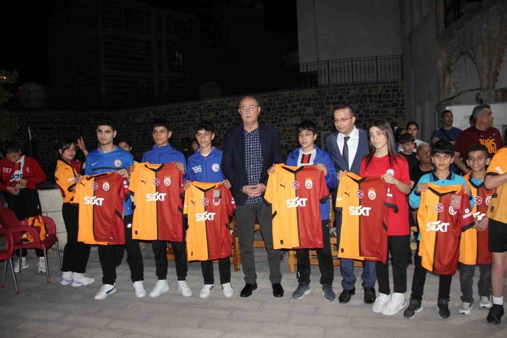 Galatasaray’ın efsaneleri Cizre’de gençlerle bir araya geldi