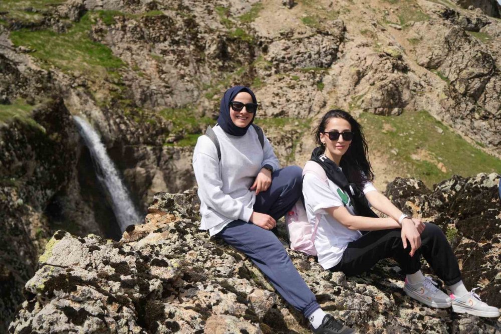 ’Ovaya bakan adam’ kayası ziyaretçi akınına uğradı