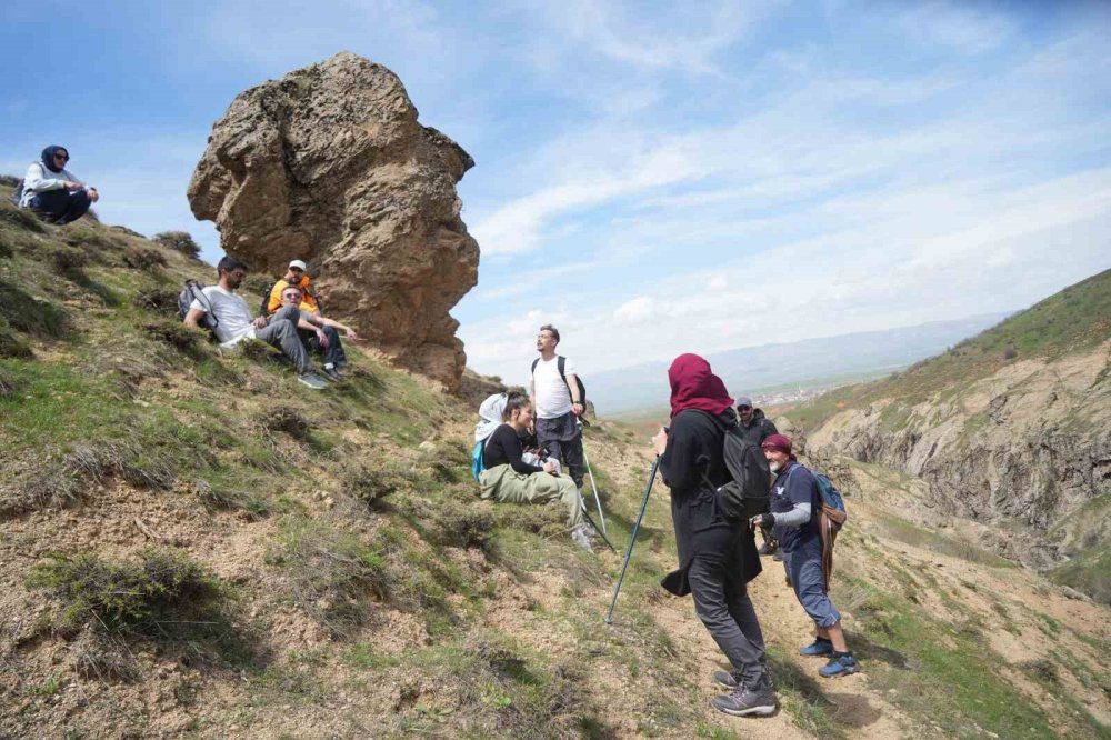 ’Ovaya bakan adam’ kayası ziyaretçi akınına uğradı