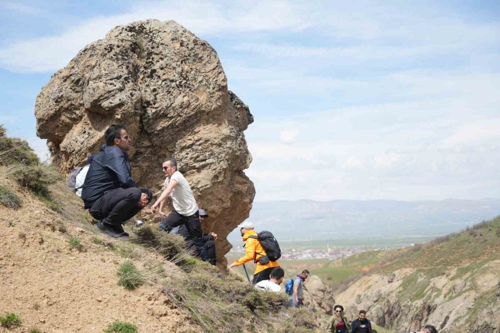 ’Ovaya bakan adam’ kayası ziyaretçi akınına uğradı