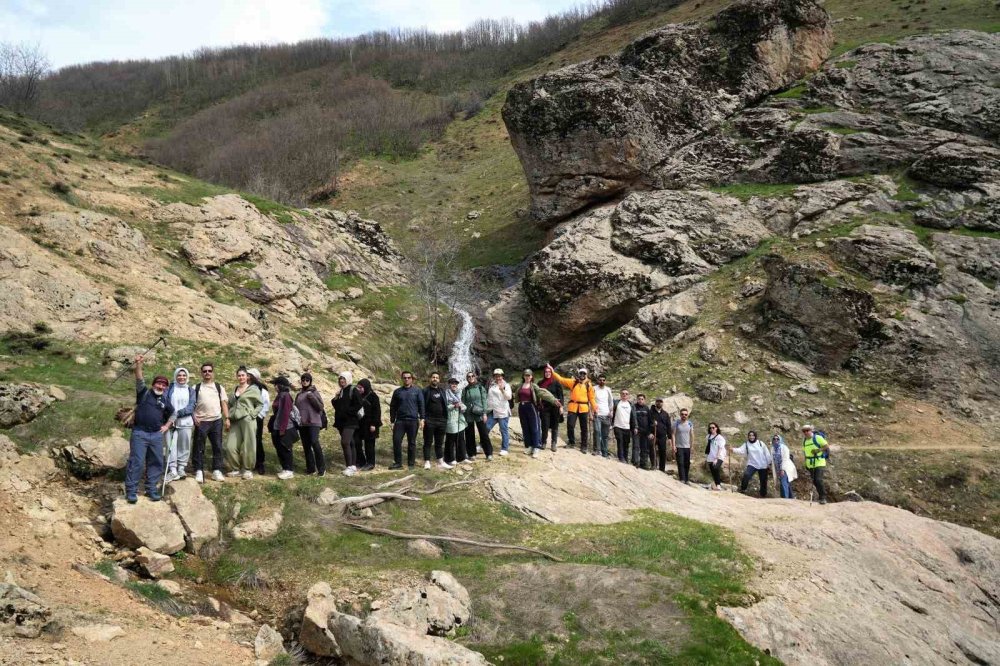 ’Ovaya bakan adam’ kayası ziyaretçi akınına uğradı