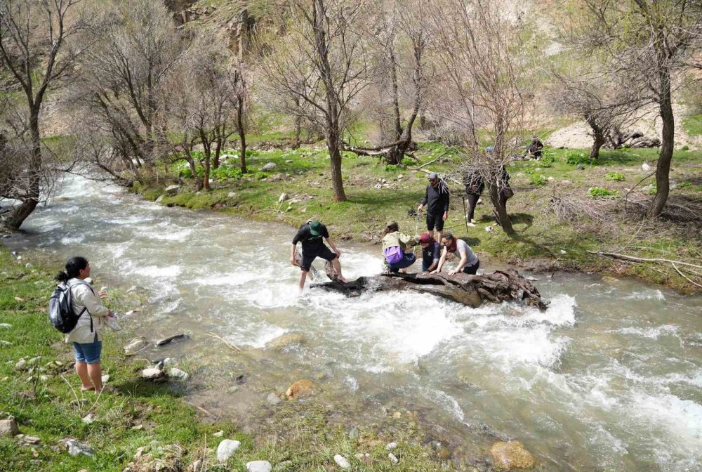 ’Ovaya bakan adam’ kayası ziyaretçi akınına uğradı