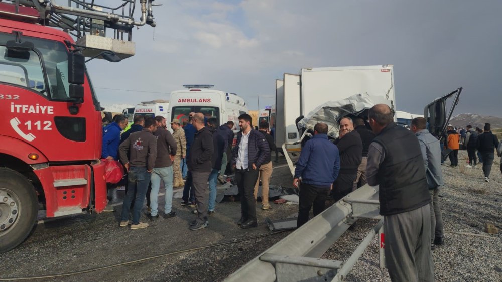 Van yolunda meydana gelen kazanın olay yerinden yeni fotoğraflar