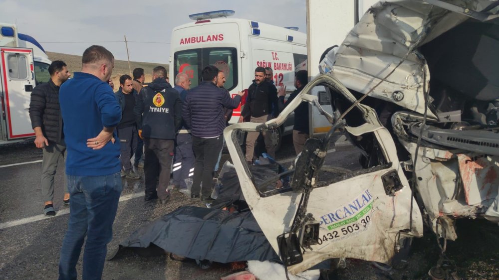 Van yolunda meydana gelen kazanın olay yerinden yeni fotoğraflar