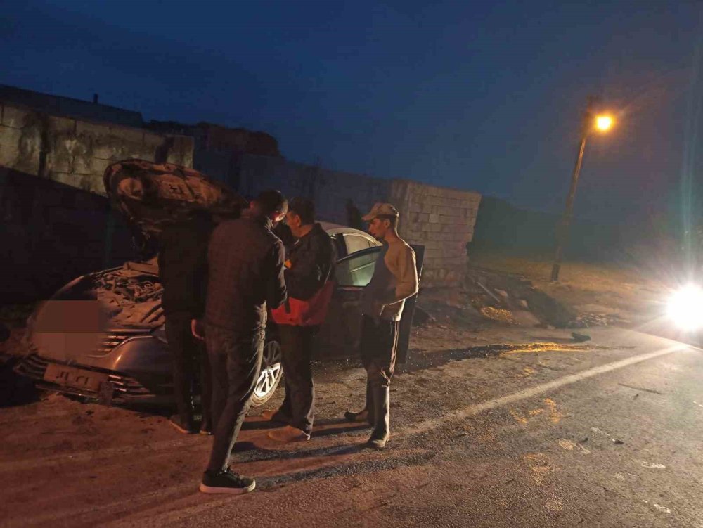 Van’da otomobil duvara çarptı: 3 kişi yaralandı