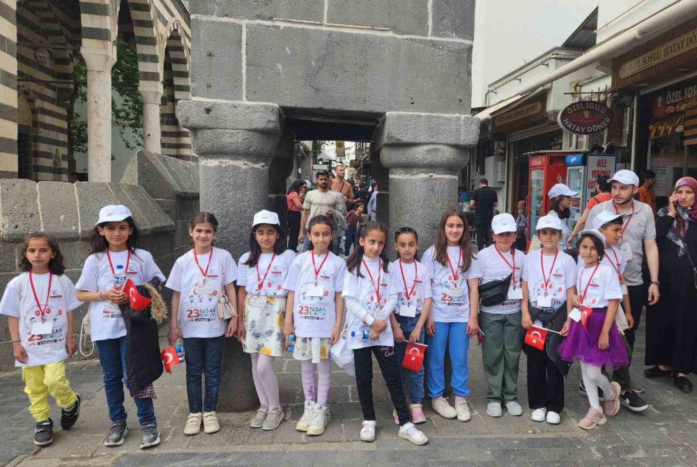 23 ilkokulun öğrencisi Diyarbakır'ın tarihi yerlerini gezdi
