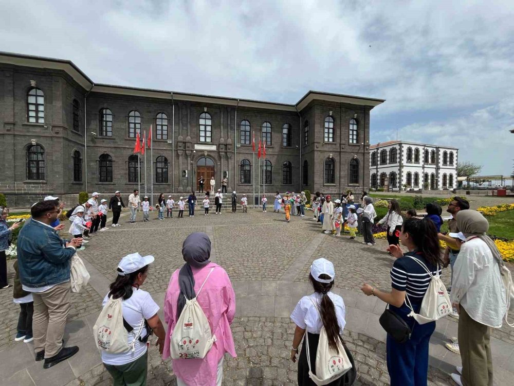 23 ilkokulun öğrencisi Diyarbakır'ın tarihi yerlerini gezdi