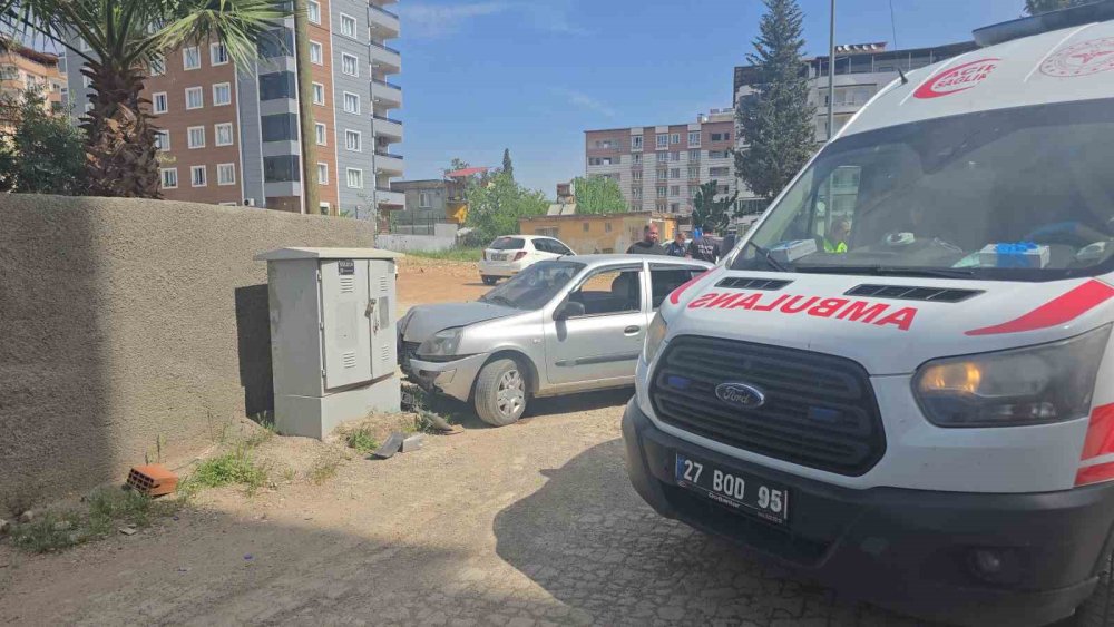 Antep’te virajı alamayan otomobil duvara çarptı: 5 yaralı
