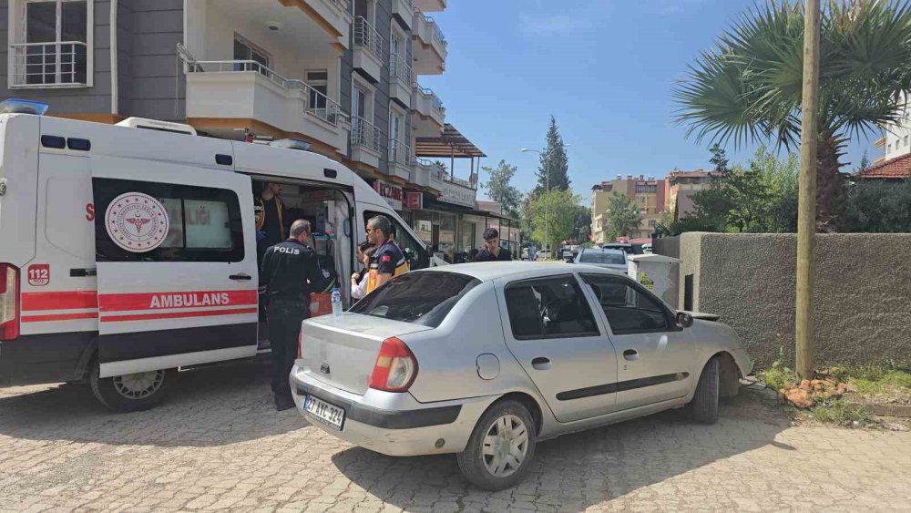 Antep’te virajı alamayan otomobil duvara çarptı: 5 yaralı