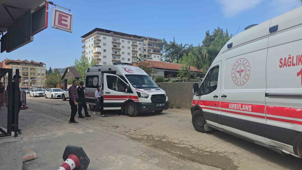 Antep’te virajı alamayan otomobil duvara çarptı: 5 yaralı
