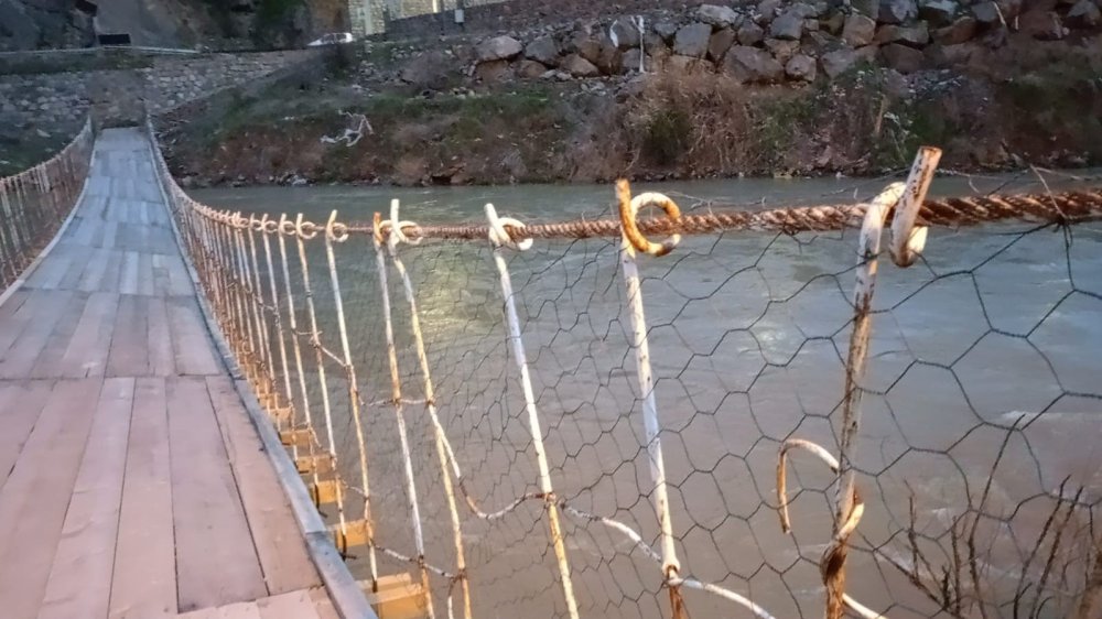 Erzurum’da halatı kopan tarihi asma köprü tehlike oluşturuyor