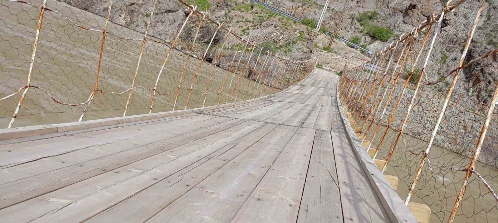 Erzurum’da halatı kopan tarihi asma köprü tehlike oluşturuyor