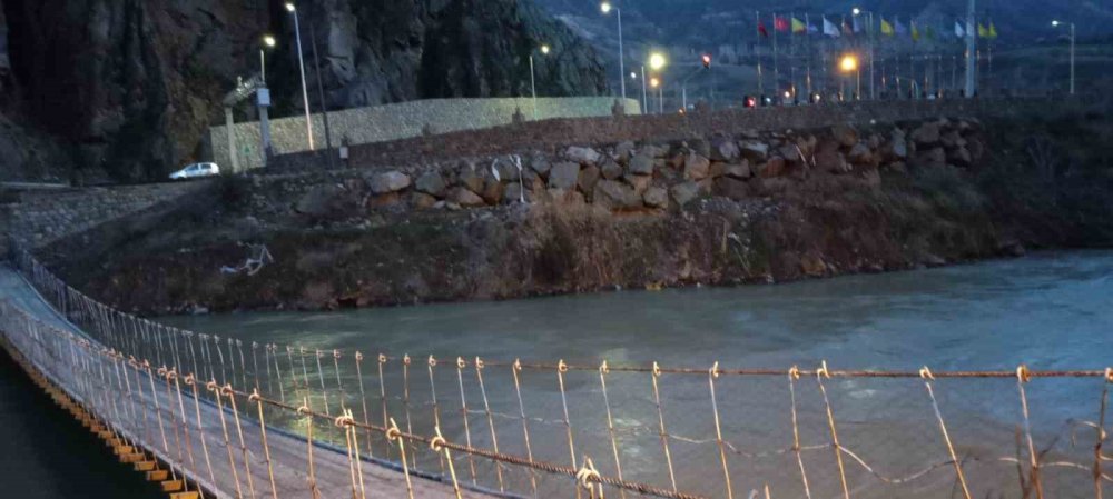 Erzurum’da halatı kopan tarihi asma köprü tehlike oluşturuyor