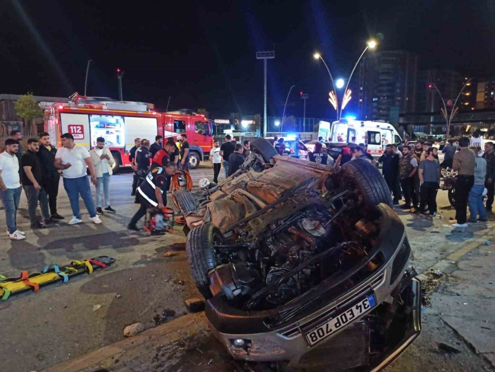Urfa’da park halindeki araçlara çarpan otomobil takla attı: 2 ölü, 1 yaralı