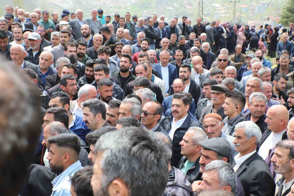 Van yolundaki kazada hayatını kaybeden 6 kişi Hakkari'de toprağa verildi