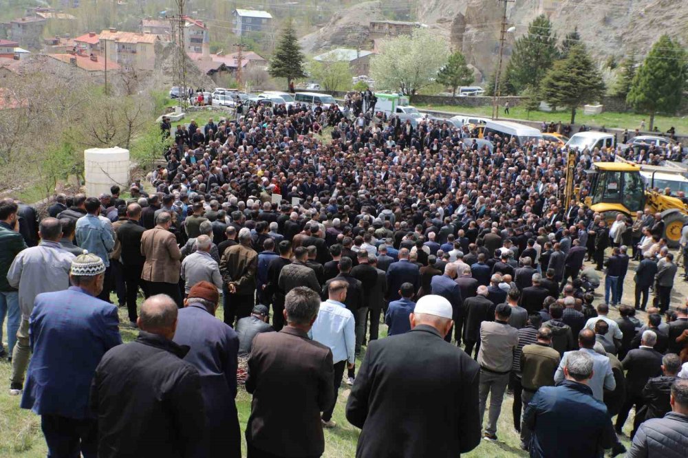 Van yolundaki kazada hayatını kaybeden 6 kişi Hakkari'de toprağa verildi
