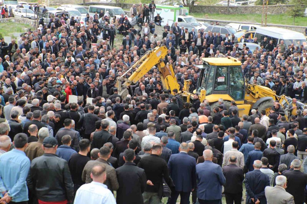 Van yolundaki kazada hayatını kaybeden 6 kişi Hakkari'de toprağa verildi