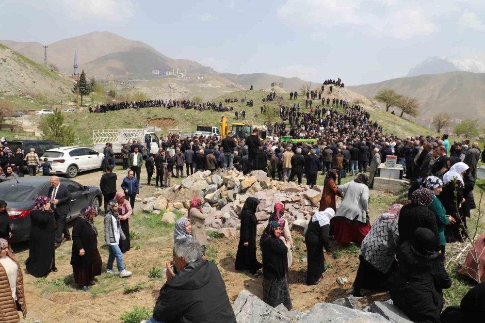 Van yolundaki kazada hayatını kaybeden 6 kişi Hakkari'de toprağa verildi
