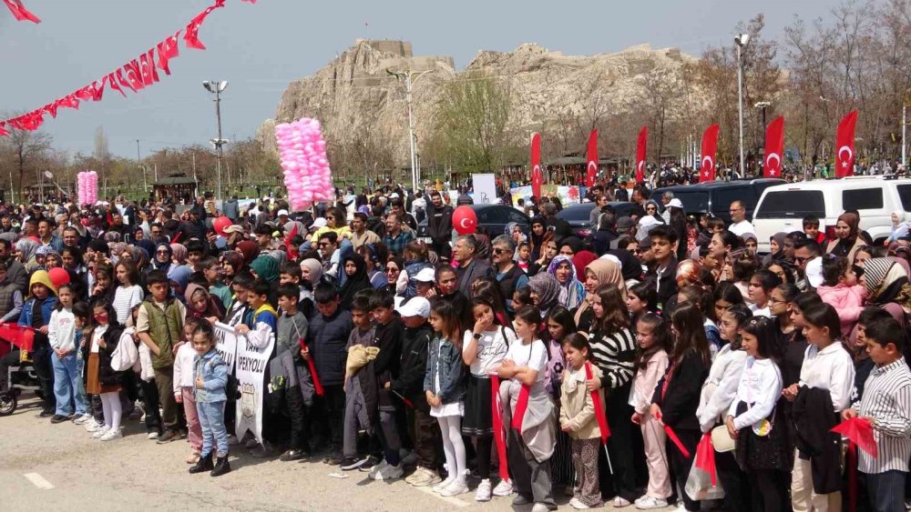 Van’da 23 Nisan çeşitli etkinliklerle kutlandı