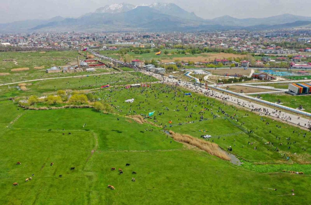 Van’da binlerce çocuk gökyüzünü uçurtmalarıyla renklendirdi