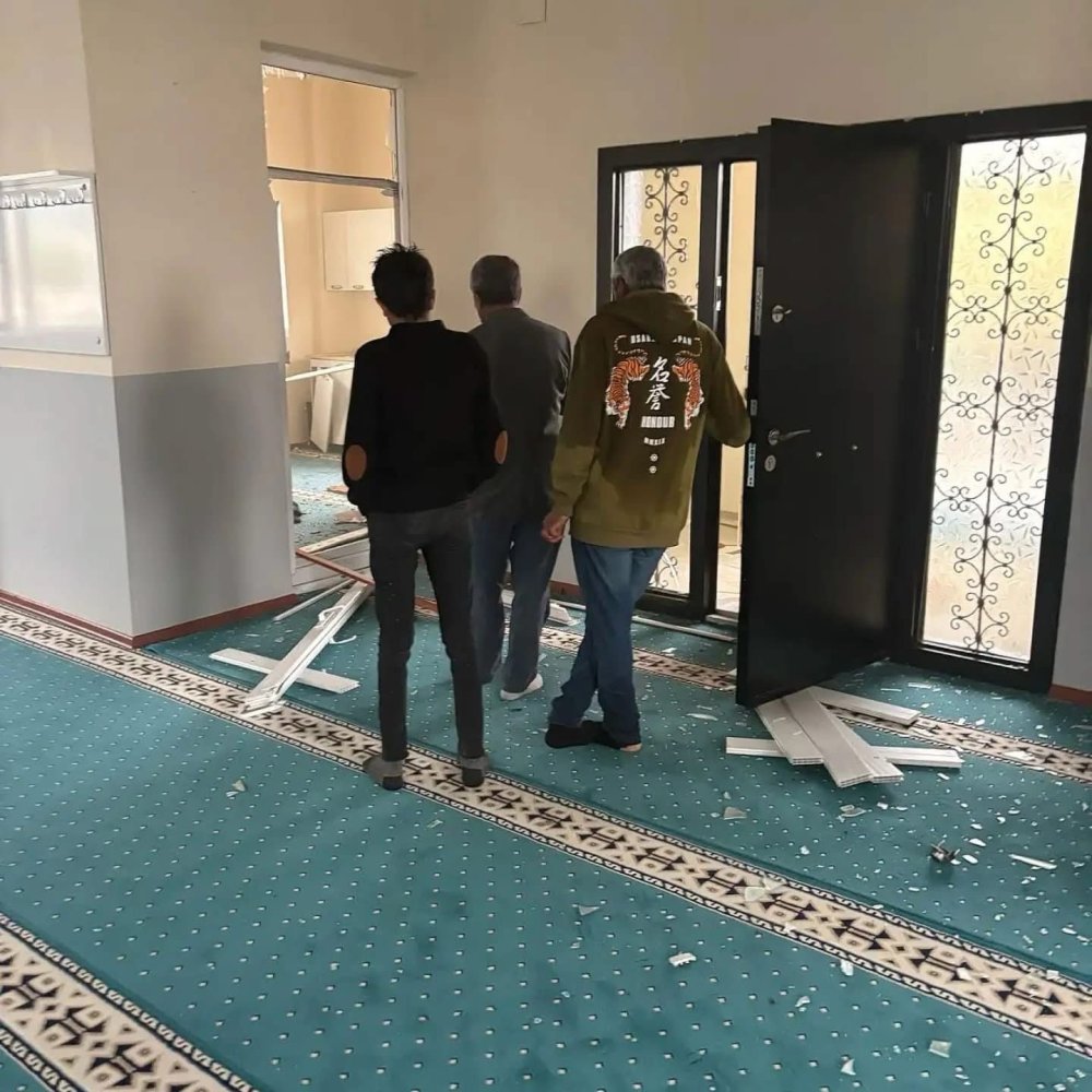 Ağrı'da bir camiye yıldırım düştü