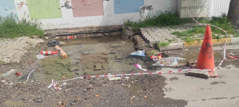 Batman’da yaşanan su patlağı mahalleyi gölete çevirdi