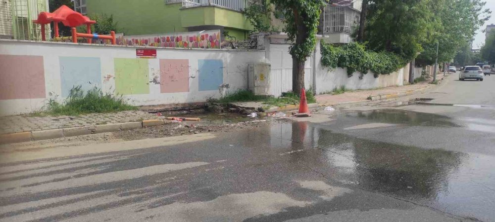 Batman’da yaşanan su patlağı mahalleyi gölete çevirdi