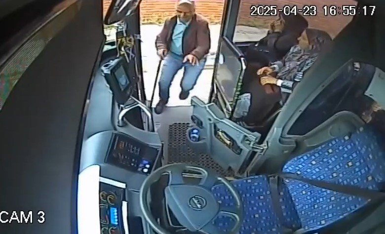 Bingöl'de yola çıkan ineği uzaklaştırmak isterken neye uğradığını şaşırdı