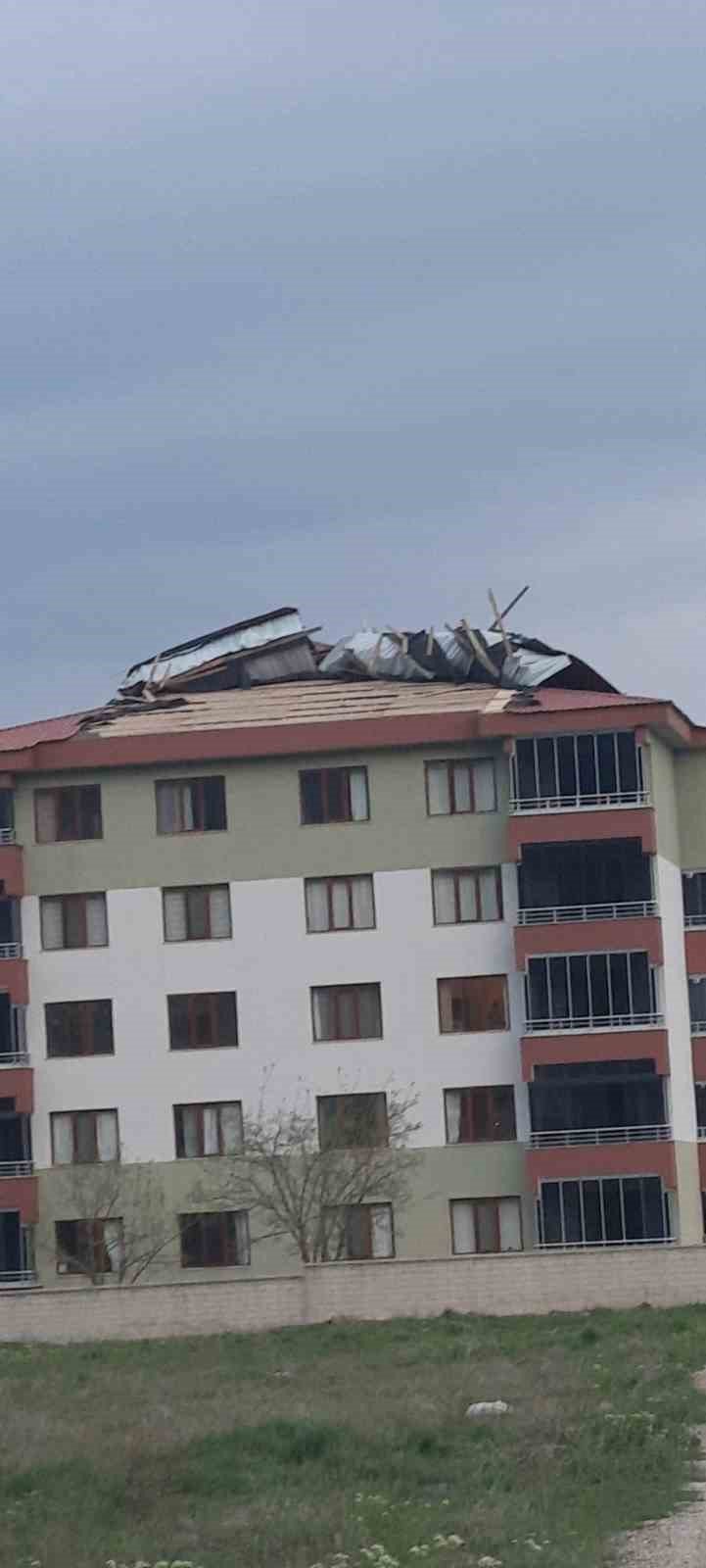 Dersim’de etkili olan fırtına çatıları uçurdu