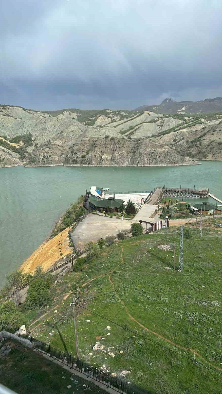 Dersim’de etkili olan fırtına çatıları uçurdu