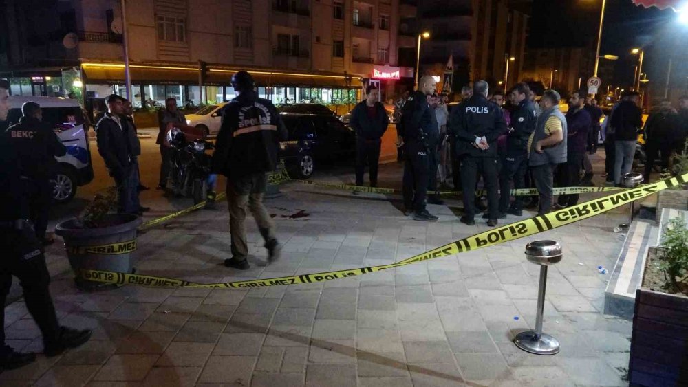 Dürümcü çalışanı ile inşaat işçilerinin bıçaklı kavgası kanlı bitti