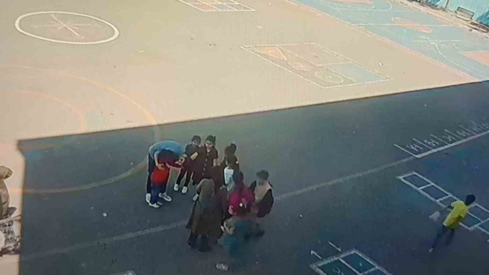 İlkokul öğrencisinin "heimlich" manevrasıyla kurtarıldığı anlar kamerada