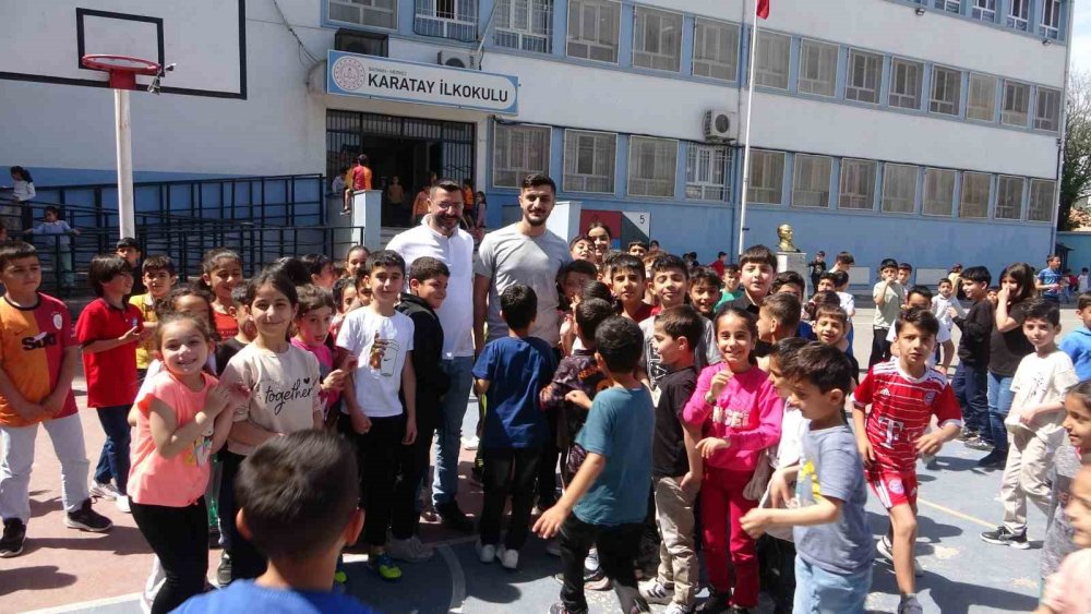 İlkokul öğrencisinin "heimlich" manevrasıyla kurtarıldığı anlar kamerada