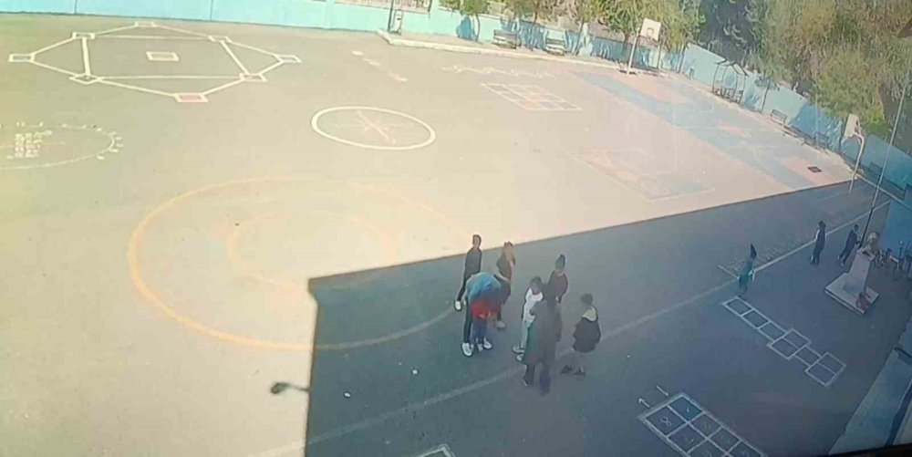 İlkokul öğrencisinin "heimlich" manevrasıyla kurtarıldığı anlar kamerada