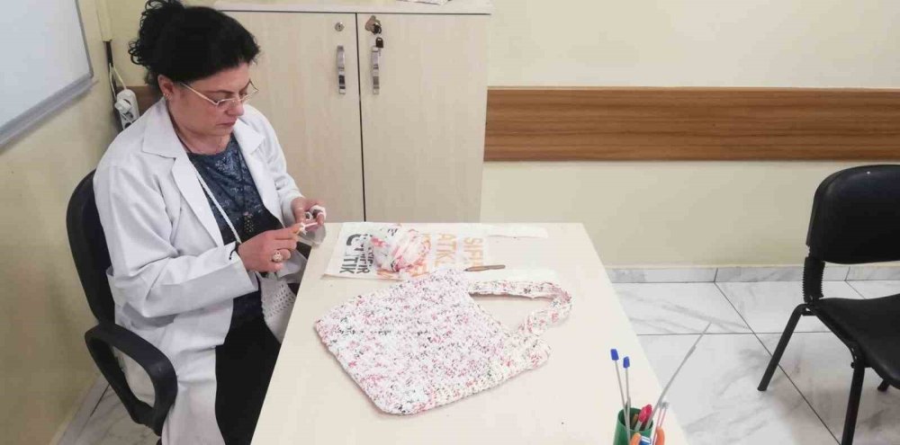 Naylon poşetler rengarenk çantalara dönüştürülüyor