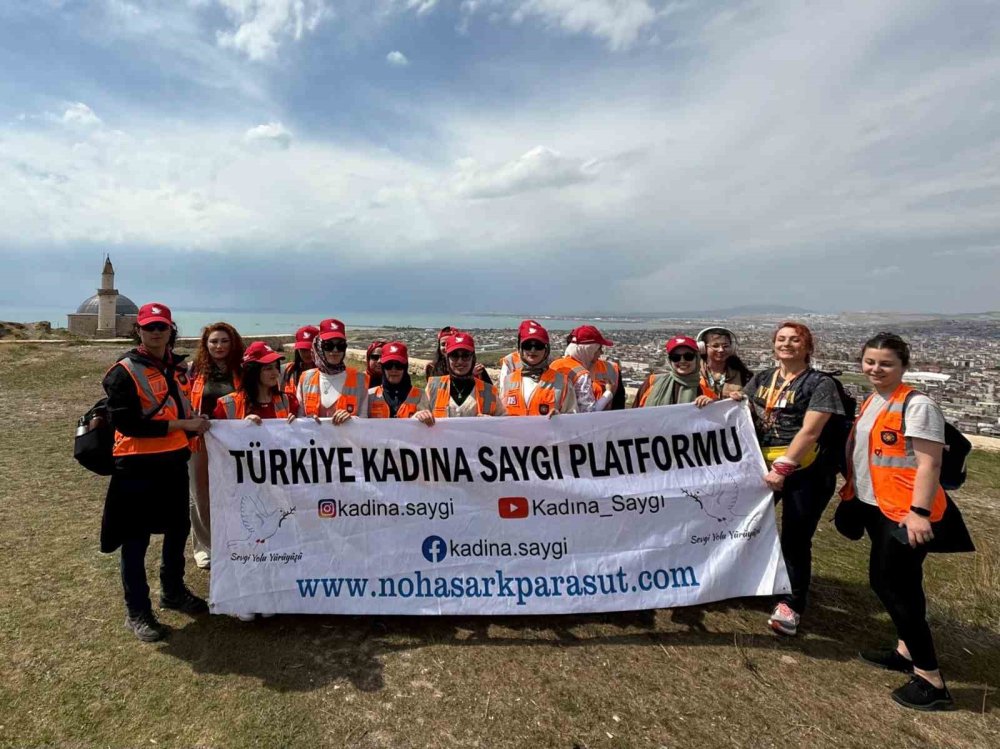 Türkiye’nin farklı üniversitelerinden gelen 50 kız öğrenci Van’ı geziyor
