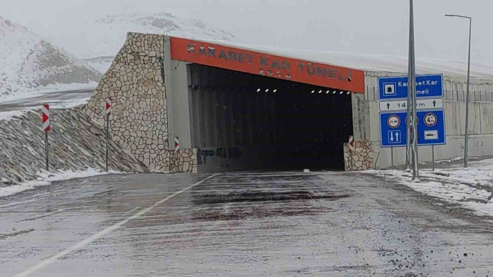 Bahçesaray yolundaki 3 bin rakımlı Karabet Geçidi’nde kar yağışı