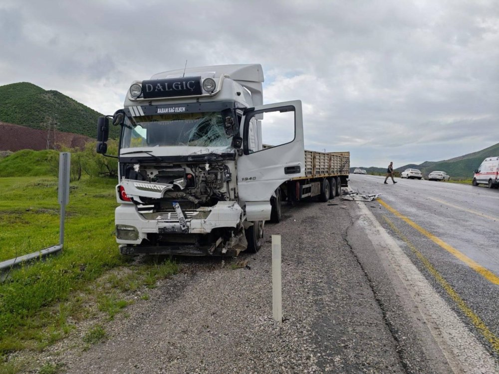 Bitlis’te tır ile minibüs çarpıştı: 1 kişi öldü, 2 kişi yaralandı