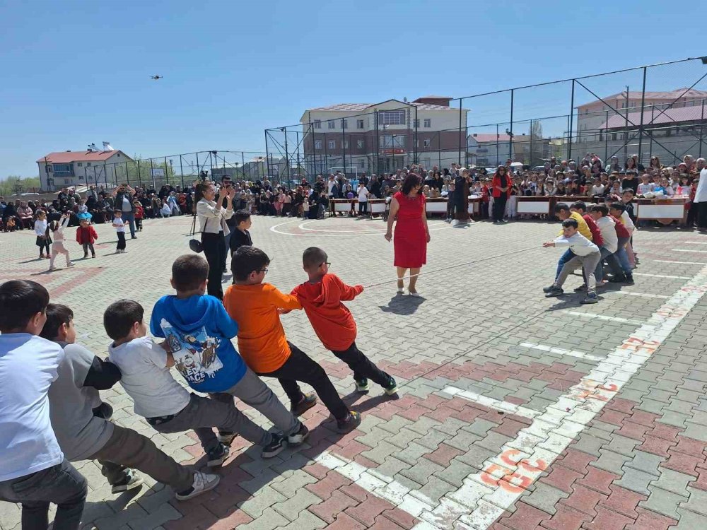 Muş'ta miniklerden 23 Nisan gösterisi